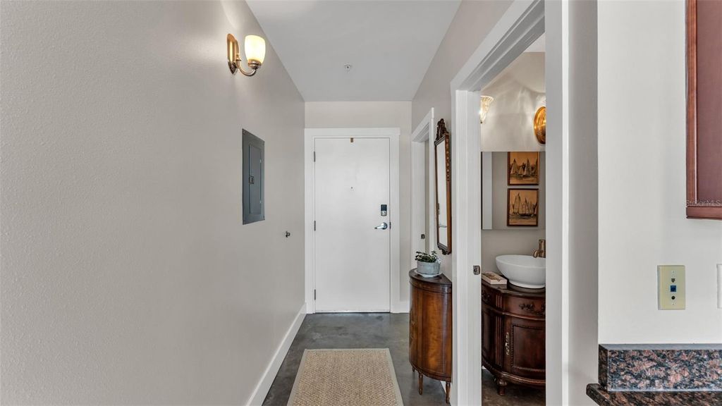 Image 8 of property listing at 125 N KENTUCKY AVENUE 505, Lakeland, FL 33801