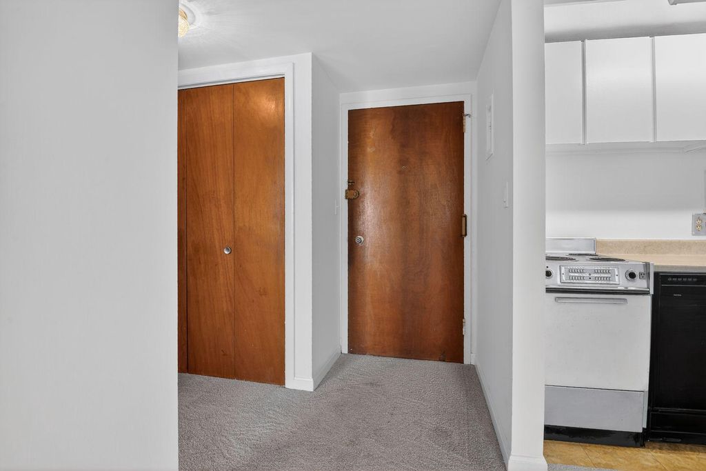 Image 3 of property listing at 7505 DEMOCRACY BLVD #A430, Bethesda, MD 20817