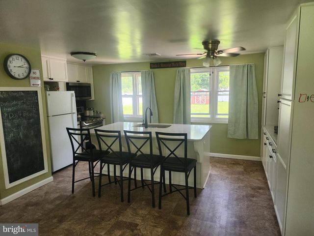 8 MARY JANE ST, Schwenksville, PA 19473
