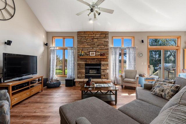 861 Summer Creek ROAD, Oconomowoc, WI 53066