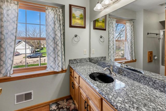 861 Summer Creek ROAD, Oconomowoc, WI 53066