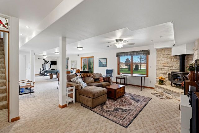 861 Summer Creek ROAD, Oconomowoc, WI 53066