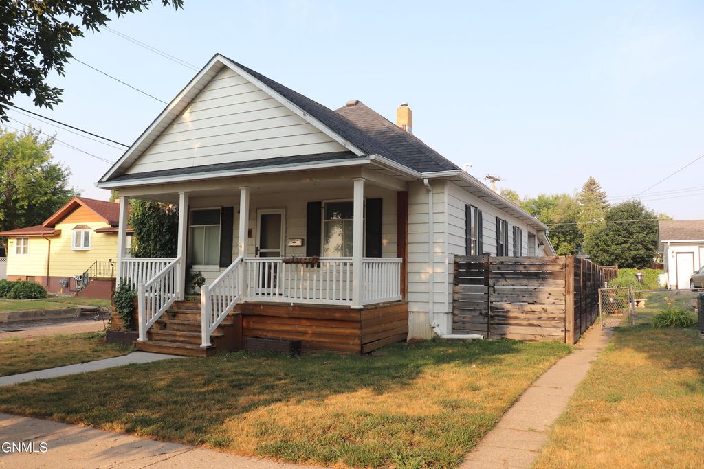 107 8th Street NW, Mandan, ND 58554 photo 1