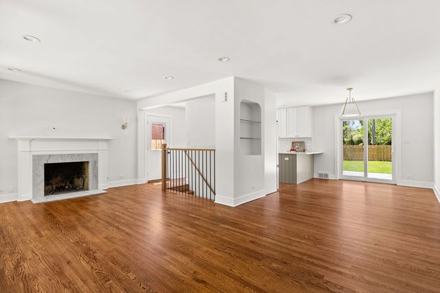 8918 Parkside Avenue, Morton Grove, IL 60053