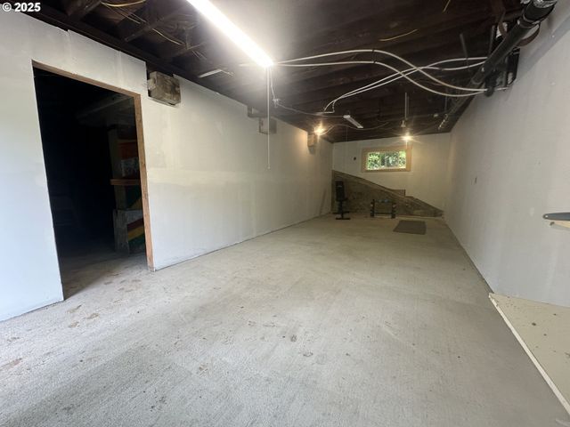1390 WASHINGTON Ave, Coos Bay, OR 97420