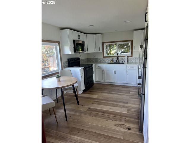 1390 WASHINGTON Ave, Coos Bay, OR 97420