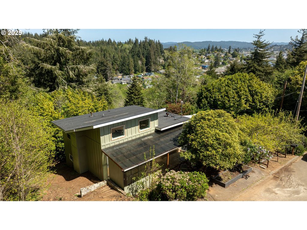 1390 WASHINGTON Ave, Coos Bay, OR 97420