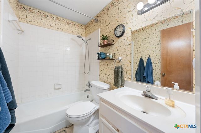 7114 N Lakeview Drive, Salado, TX 76571