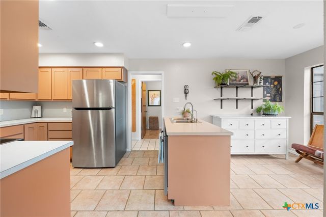 7114 N Lakeview Drive, Salado, TX 76571