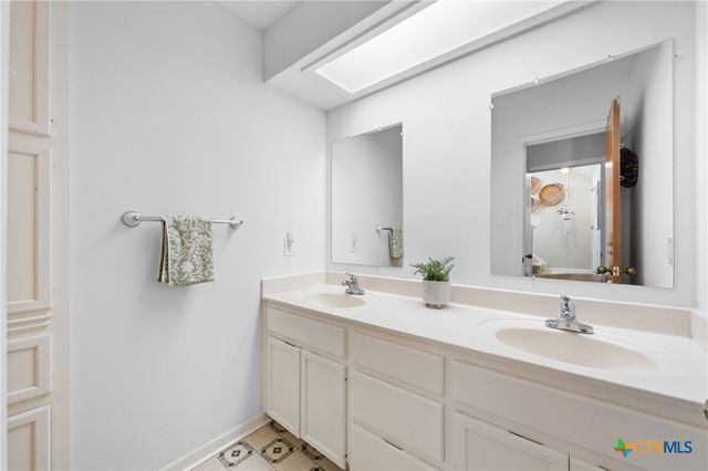 7114 N Lakeview Drive, Salado, TX 76571