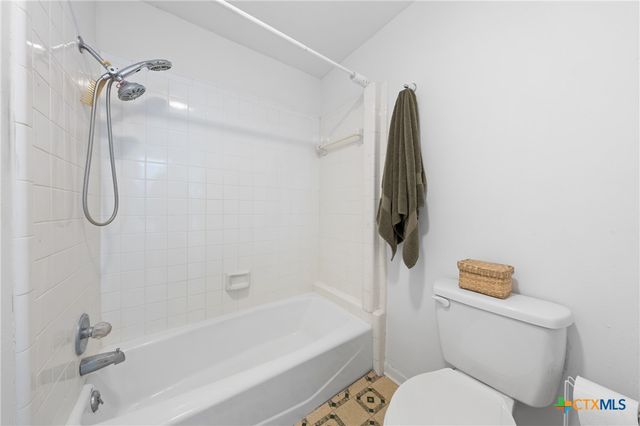 7114 N Lakeview Drive, Salado, TX 76571