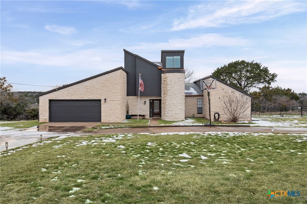 7114 N Lakeview Drive, Salado, TX 76571