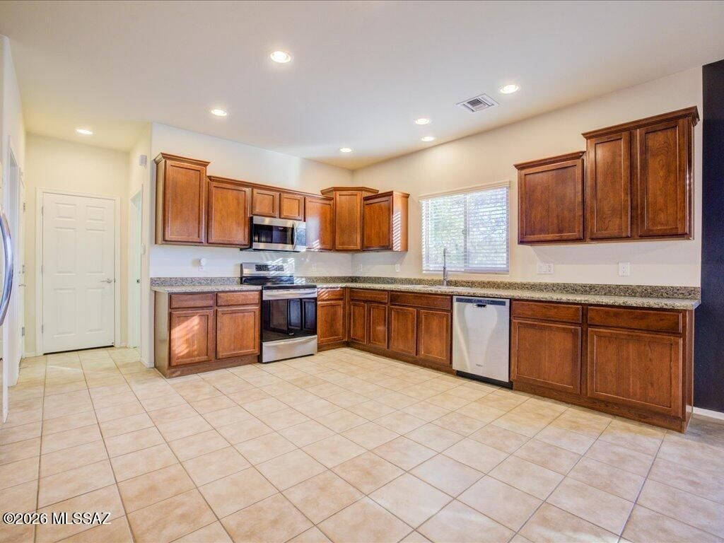 Image 5 of property listing at 10560 E Forest Falls Court, Tucson, AZ 85747