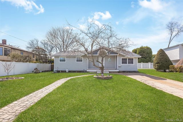 6 Evy Court, Sayville, NY 11782