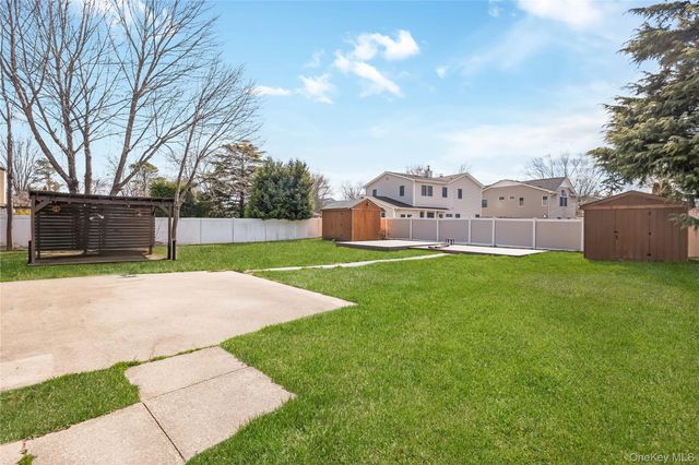 6 Evy Court, Sayville, NY 11782