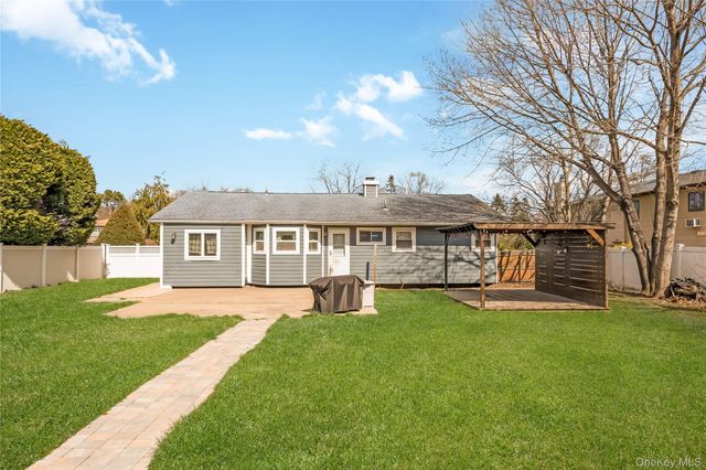 6 Evy Court, Sayville, NY 11782