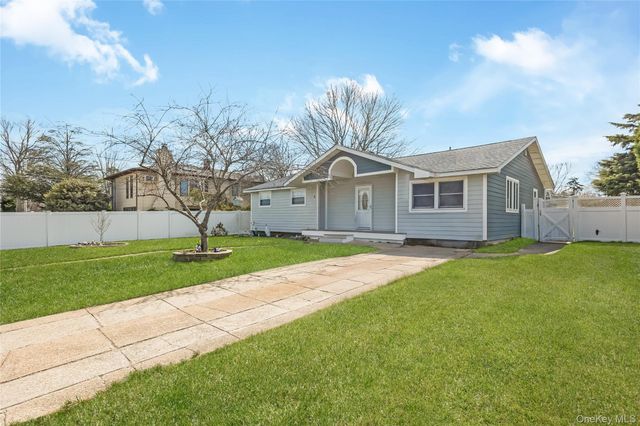 6 Evy Court, Sayville, NY 11782