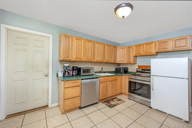 6 Evy Court, Sayville, NY 11782