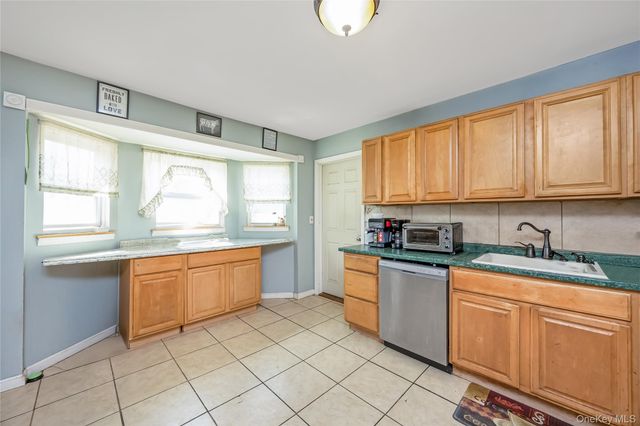 6 Evy Court, Sayville, NY 11782