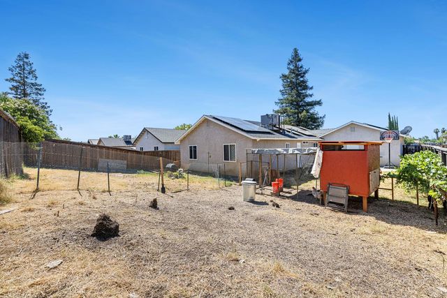 1567 Lacreta Avenue, Madera, CA 93638