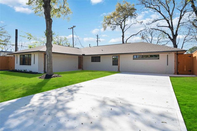 10111 Brinwood Drive, Houston, TX 77043