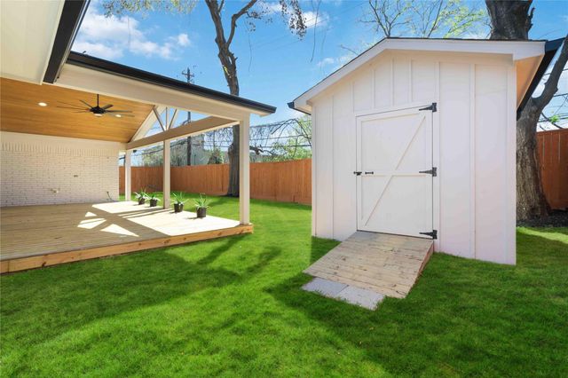 10111 Brinwood Drive, Houston, TX 77043