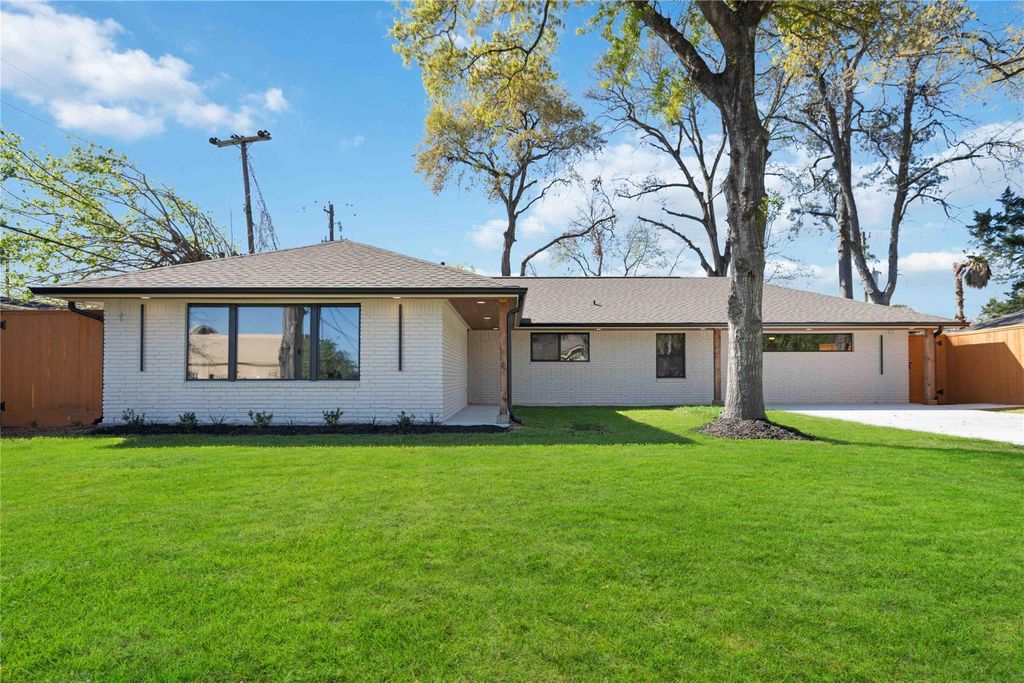10111 Brinwood Drive, Houston, TX 77043
