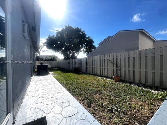 14731 N Beckley Sq, Davie, FL 33325