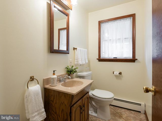 913 BAYLOWELL DR, West Chester, PA 19380