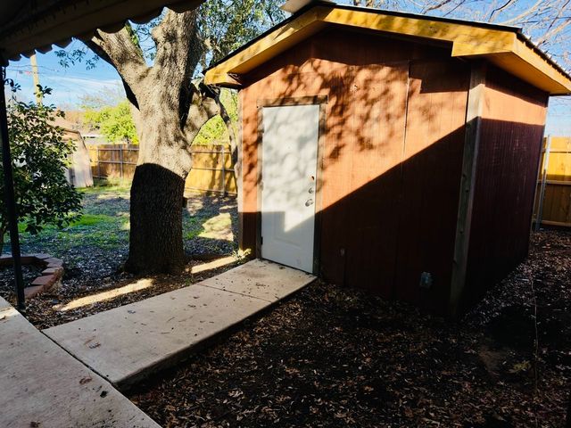 301 E Milas Lane, Glenn Heights, TX 75154