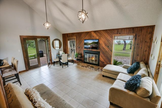 424 Bedford DR, Spicewood, TX 78669