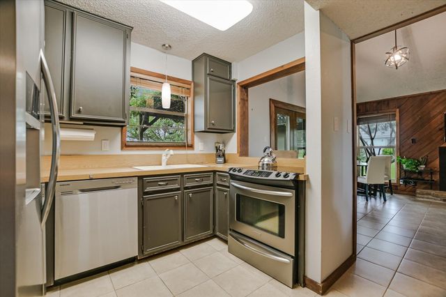 424 Bedford DR, Spicewood, TX 78669