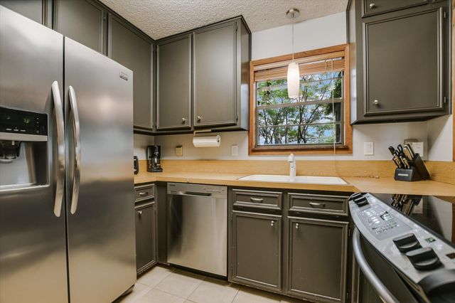 424 Bedford DR, Spicewood, TX 78669