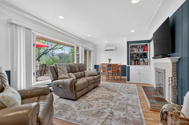 95 Windsor Road, Rochester Hills, MI 48307