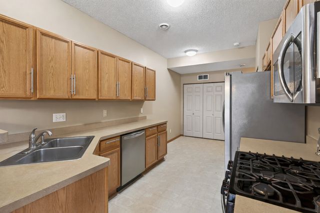 20424 Kensfield Trail, Lakeville, MN 55044