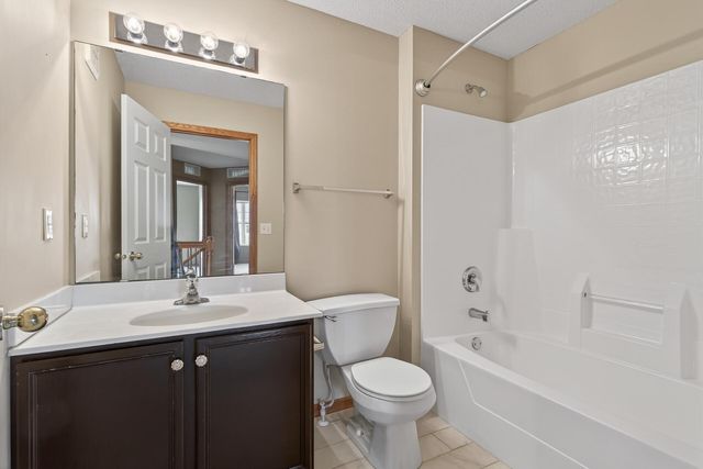 20424 Kensfield Trail, Lakeville, MN 55044