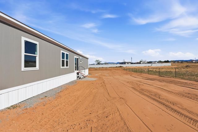 4 Meadowlake Lane, Los Lunas, NM 87031