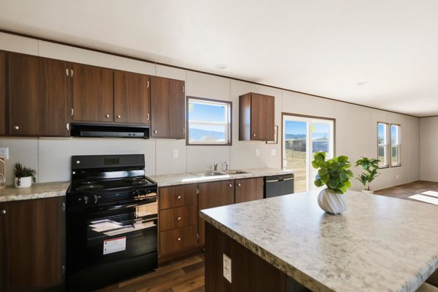 4 Meadowlake Lane, Los Lunas, NM 87031