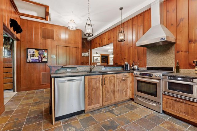 405 Carpenters Point, Wayzata, MN 55391