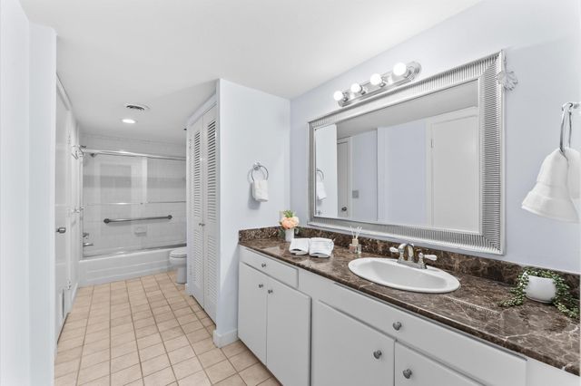 648 S Ripple Creek Drive 648, Houston, TX 77057