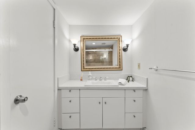 648 S Ripple Creek Drive 648, Houston, TX 77057