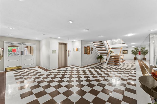 648 S Ripple Creek Drive 648, Houston, TX 77057