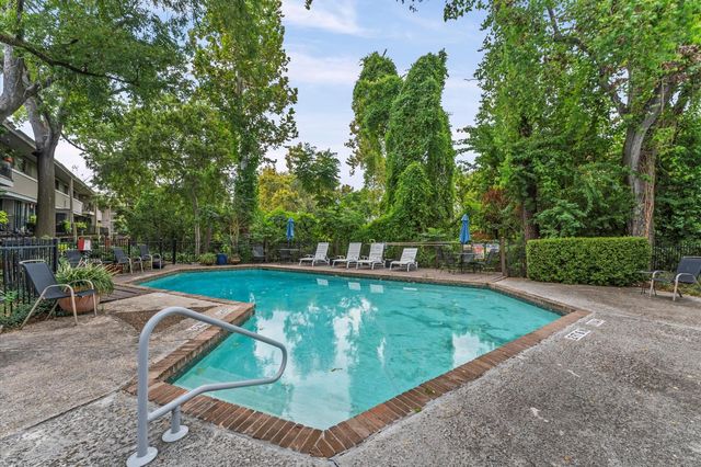 648 S Ripple Creek Drive 648, Houston, TX 77057