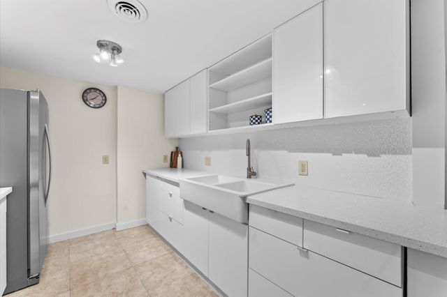 648 S Ripple Creek Drive 648, Houston, TX 77057