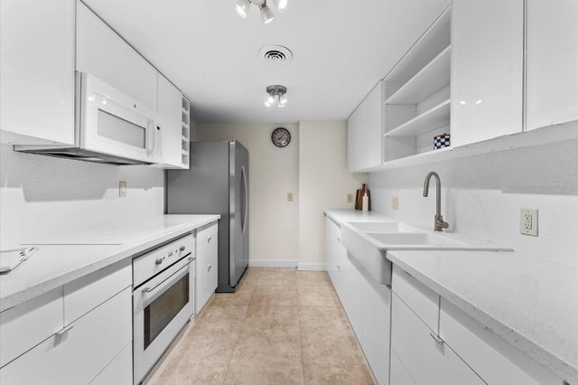 648 S Ripple Creek Drive 648, Houston, TX 77057