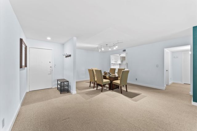 648 S Ripple Creek Drive 648, Houston, TX 77057