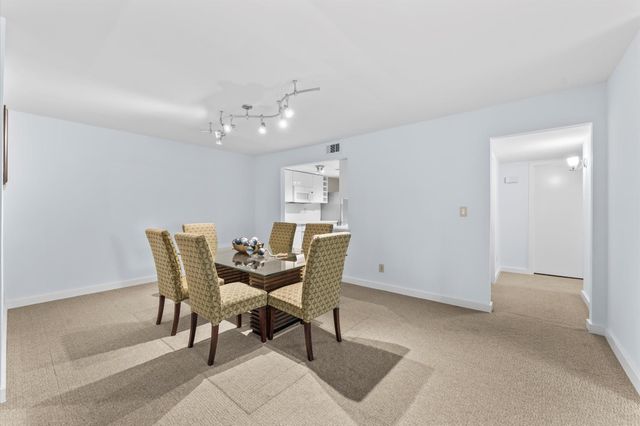 648 S Ripple Creek Drive 648, Houston, TX 77057