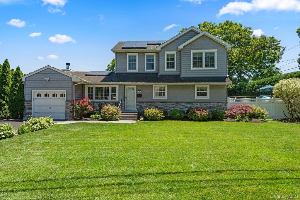 58 Roseville Avenue, Saint James, NY 11780
