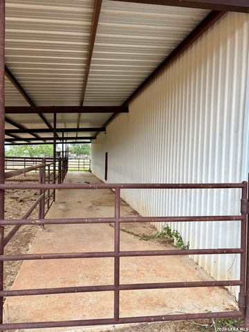 199 OLD CAMPBELL RD, Seguin, TX 78155