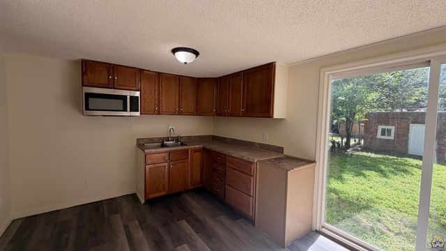420 SW Clay ST, Topeka, KS 66606